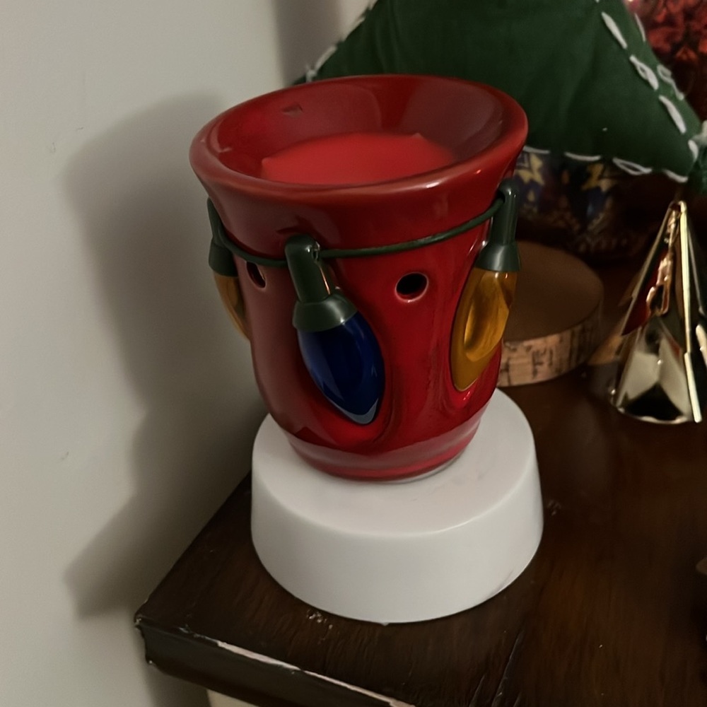 SCENTSY MINI HOLIDAY LIGHTS Wall plug in warmer.